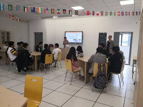 说明: C:\Users\hp\Desktop\19级班主任工作\中美合作办学活动\迎新照片3.jpg