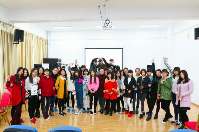 “吴妈妈”和学生们一起开主题班会