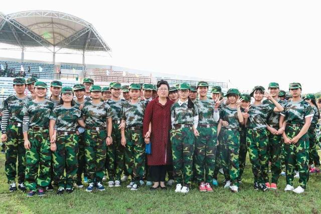 “吴妈妈”和同学们军训合影