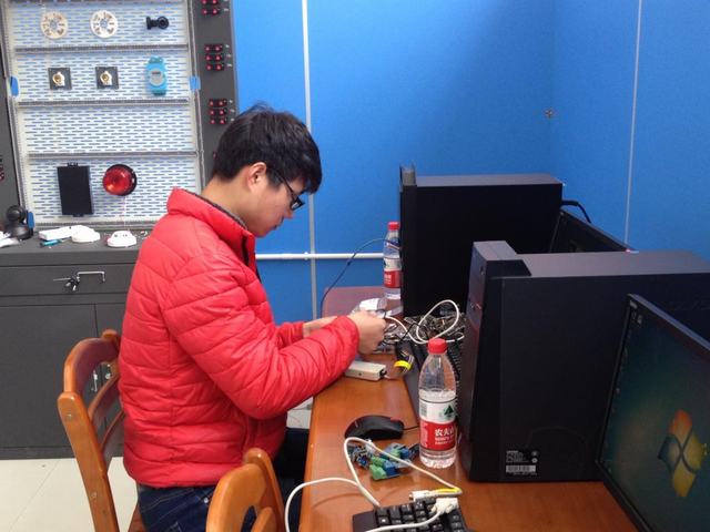 参赛选手在认真准备